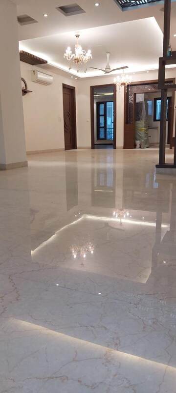 Bathroom in 3 BHK Builder Floor at Unitech South City II, Sector 50 – for Rent