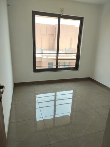Room in 3 BHK Apartment at Ganesh Malabar County, Near Nirma University On Sg Highway – for Rent