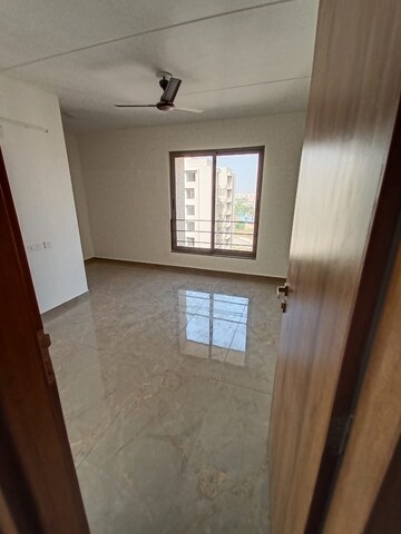 Room in 3 BHK Apartment at Near Vaishno Devi Circle On Sg Highway – for Rent