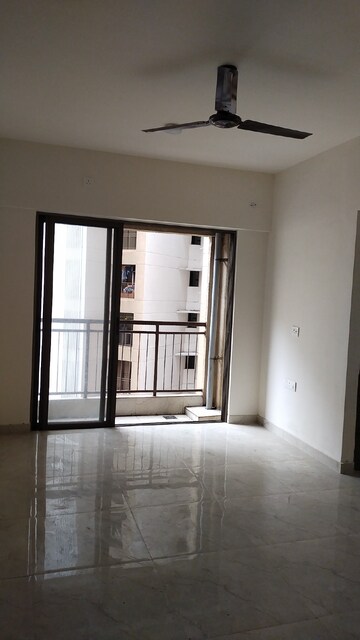 Room in 3 BHK Apartment at Sunteck Maxxworld, Naigaon East – for Rent