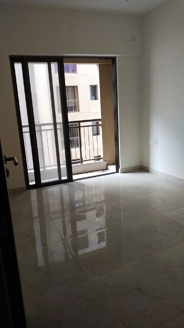 Room in 3 BHK Apartment at Sunteck Maxxworld, Naigaon East – for Rent