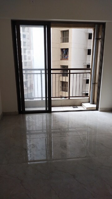 Room in 3 BHK Apartment at Sunteck Maxxworld, Naigaon East – for Rent