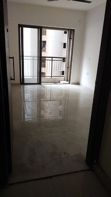 Room in 3 BHK Apartment at Sunteck Maxxworld, Naigaon East – for Rent