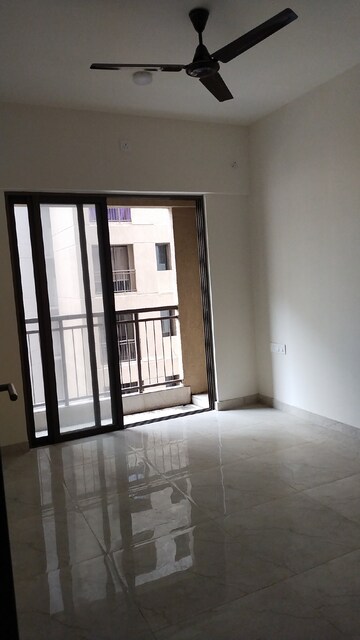 Room in 3 BHK Apartment at Sunteck Maxxworld, Naigaon East – for Rent