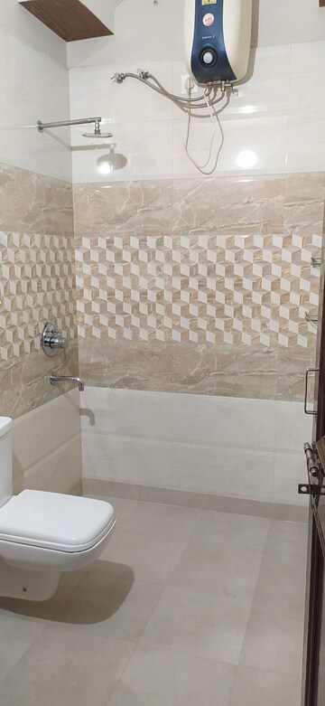 Bathroom in 3 BHK Builder Floor at SAS Tower, Sector 38 – for Rent