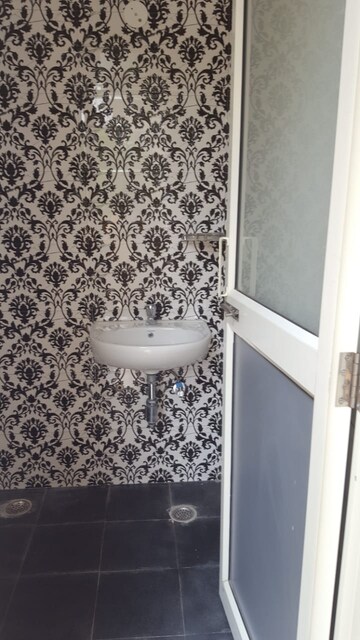 Bathroom in 3 BHK Builder Floor at SAS Tower, Sector 38 – for Rent