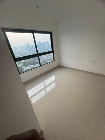 Room in 2.5 BHK Apartment at Piramal Vaikunth, Balkum Pada – for Rent