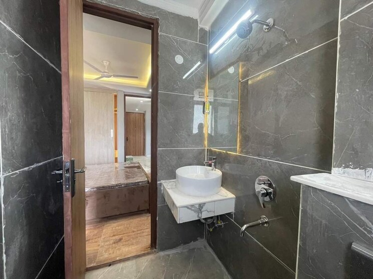 Bathroom, freedom fighters enclave 1 Bedroom 600 Sq.Ft. Apartment In Freedom Fighters Enclave Delhi 8030340