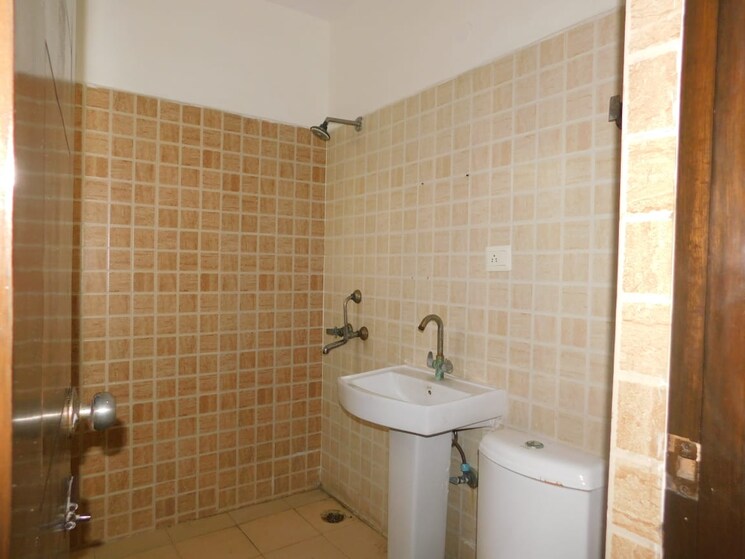 Bathroom, sds-nri-residency 3 Bedroom 1695 Sq.Ft. Apartment In Sector 45 Noida 8030423