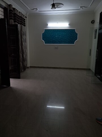 Room in 5 BHK Apartment at Amrapali Sapphire, Sector 45 – for Rent