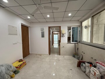 Room in 5 BHK Apartment at Amrapali Sapphire, Sector 45 – for Rent