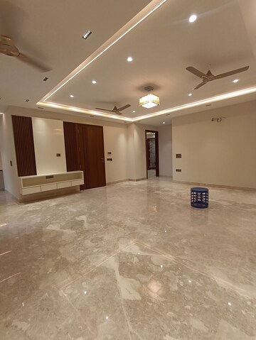 Room in 3.5 BHK Apartment at Paschim Vihar – for Rent