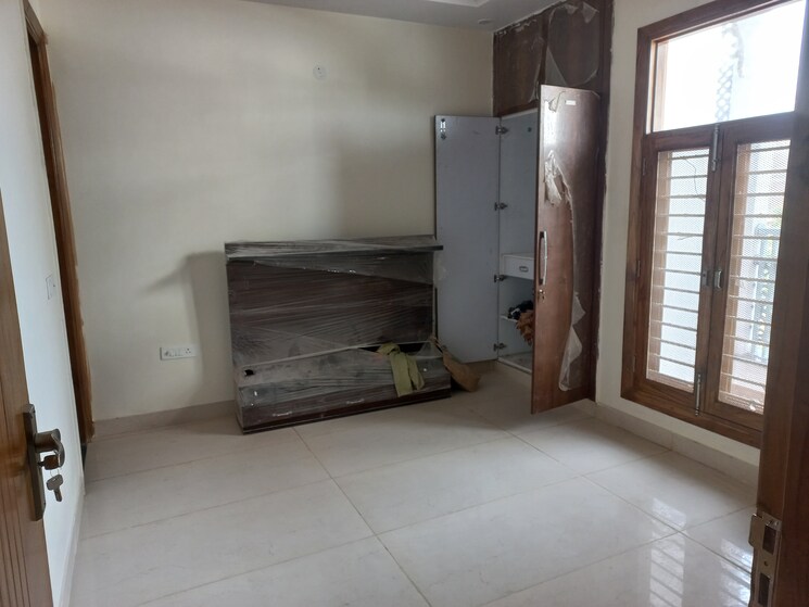 Room, bptp-district 3 Bedroom 150 Sq.Yd. Builder Floor In Sector 81 Faridabad 8030707