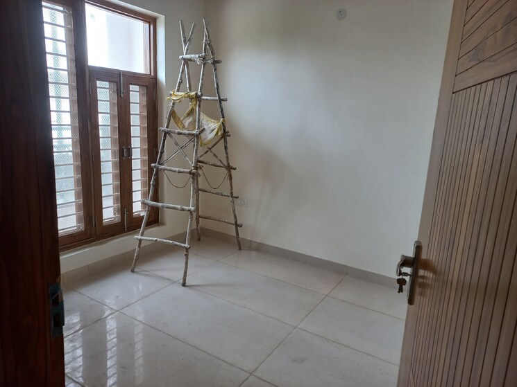 Room, bptp-district 3 Bedroom 150 Sq.Yd. Builder Floor In Sector 81 Faridabad 8030707