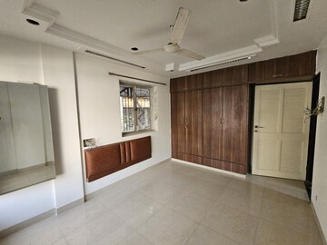 Room in 3.5 BHK Apartment at Duplex Heights, Andheri West – for Sale