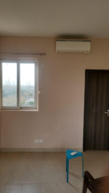 Room in 2 BHK Apartment at Paras Irene, Sector 70a – for Rent
