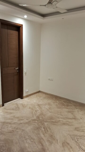 Room in 4 BHK Apartment at Greater Kailash ii – for Rent