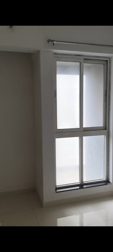 Room in 1.5 BHK Apartment at Godrej Emerald, Ghodbunder Road – for Rent