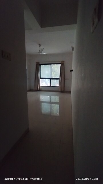 Master Bedroom in 3.5 BHK Apartment at Gujarati Society, Vile Parle East – for Sale