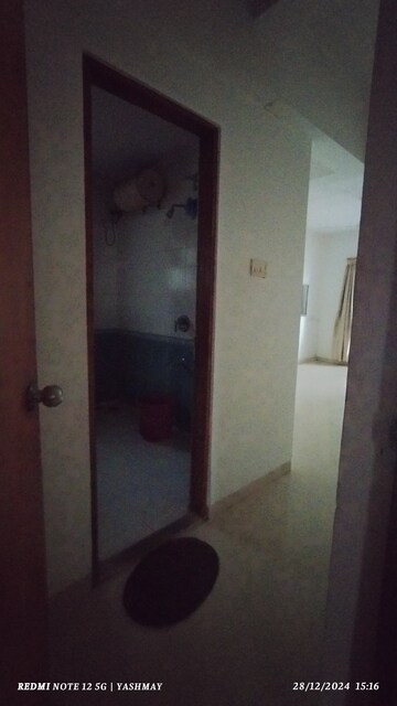 Master Bedroom in 3.5 BHK Apartment at Gujarati Society, Vile Parle East – for Sale
