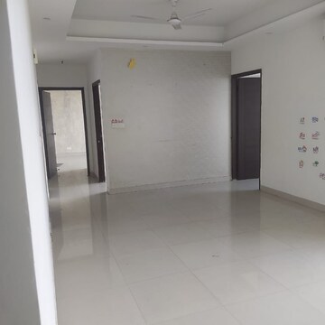 Room in 2.5 BHK Apartment at Mahagun Mirabella, Sector 79 – for Rent