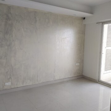 Room in 2.5 BHK Apartment at Mahagun Mirabella, Sector 79 – for Rent