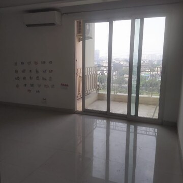 Room in 2.5 BHK Apartment at Mahagun Mirabella, Sector 79 – for Rent