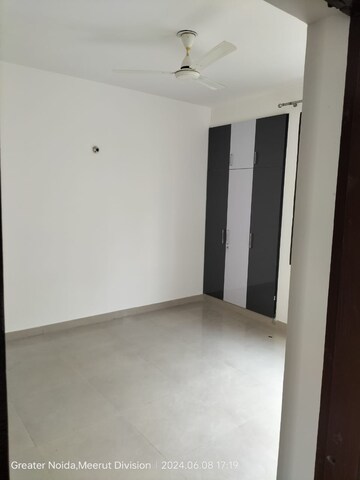 Room in 4 BHK Apartment at Migsun Vilaasa, Eta Ii Greater Noida – for Rent