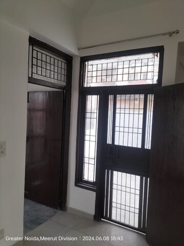 Room in 4 BHK Apartment at Migsun Vilaasa, Eta Ii Greater Noida – for Rent