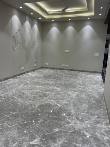 Room in 4 BHK Apartment at Greater Kailash ii – for Rent