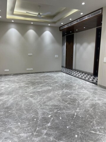 Room in 4 BHK Apartment at Greater Kailash ii – for Rent