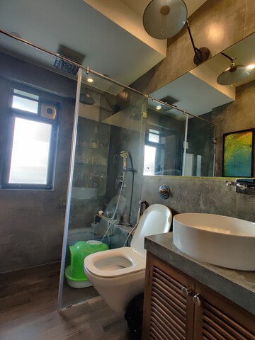 Team Area in 2 BHK Apartment at Panju Mahal, Bandra West – for Rent