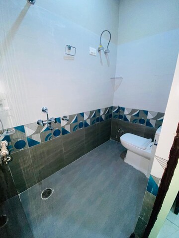 Master Bedroom in 2 BHK Independent House at Jankipuram Extension – for Rent