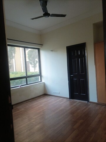 Room in 2 BHK Apartment at Unitech Fresco, Sector 50 – for Rent