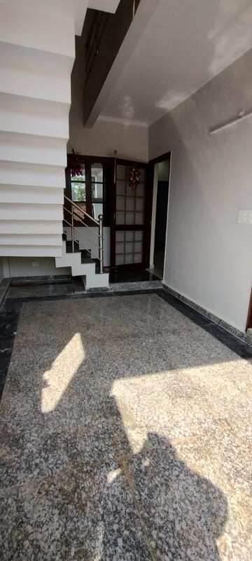 Room in 2 BHK Independent House at Jankipuram Extension – for Rent