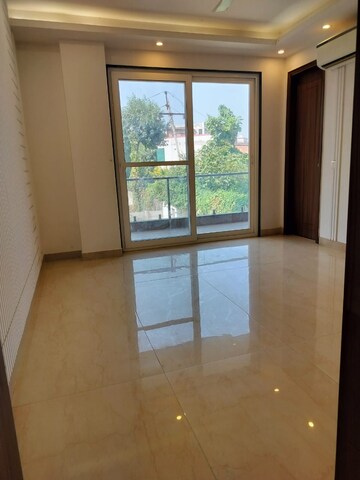 Room in 4 BHK Builder Floor at Unitech South City II, Sector 50 – for Rent