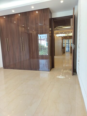 Room in 4 BHK Builder Floor at Unitech South City II, Sector 50 – for Rent