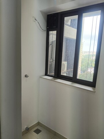 Room in 2 BHK Apartment at Shapoorji Pallonji Vicinia, Powai – for Rent