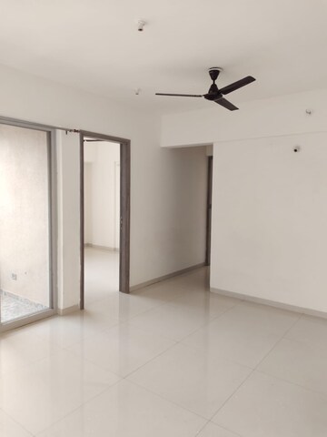 Room in 2 BHK Apartment at SM Icon 51, Wadgaon Sheri – for Rent