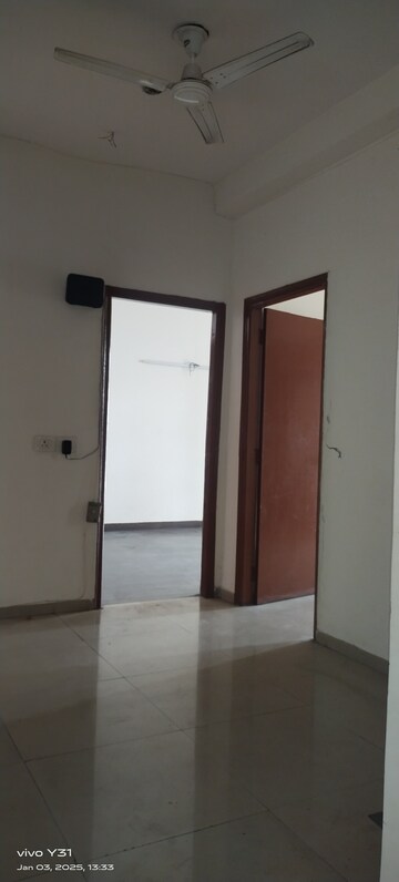 Room in 2.5 BHK Apartment at Sector 16c Greater Noida – for Rent