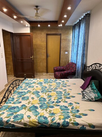 Room in 2 BHK Apartment at Panchsheel Park – for Rent