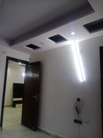 Room in 3.5 BHK Apartment at Paschim Vihar – for Rent