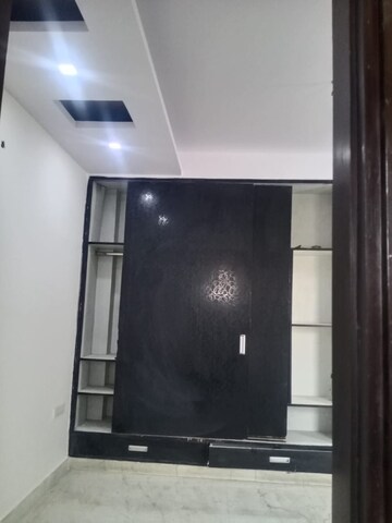 Furnished Amenities in 3.5 BHK Apartment at Paschim Vihar – for Rent