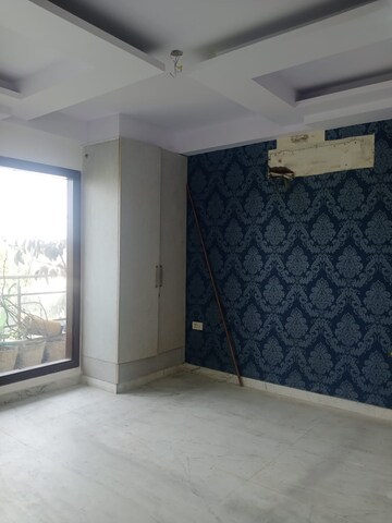 Room in 3.5 BHK Apartment at Paschim Vihar – for Rent