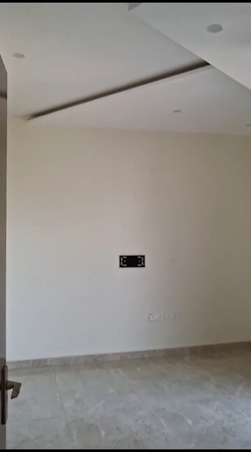 Room in 3 BHK Builder Floor at Sector 21c – for Rent