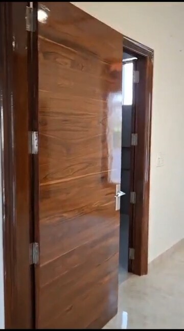 Room in 3 BHK Builder Floor at Sector 21c – for Rent
