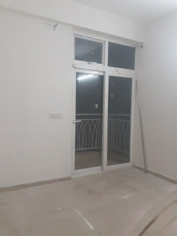 Room in 3 BHK Apartment at Sector 16c Greater Noida – for Rent