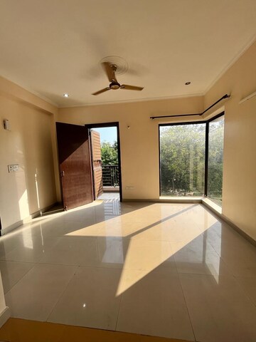 Master Bedroom in 1 BHK Builder Floor at Sector 40 – for Rent
