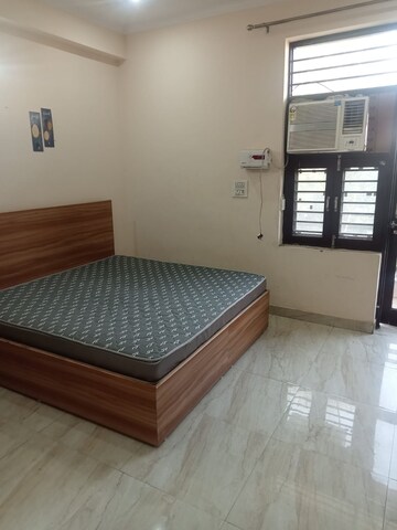 Room in 2 BHK Builder Floor at Sector 40 – for Rent