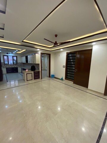 Room in 3 BHK Builder Floor at Sector 21c – for Rent
